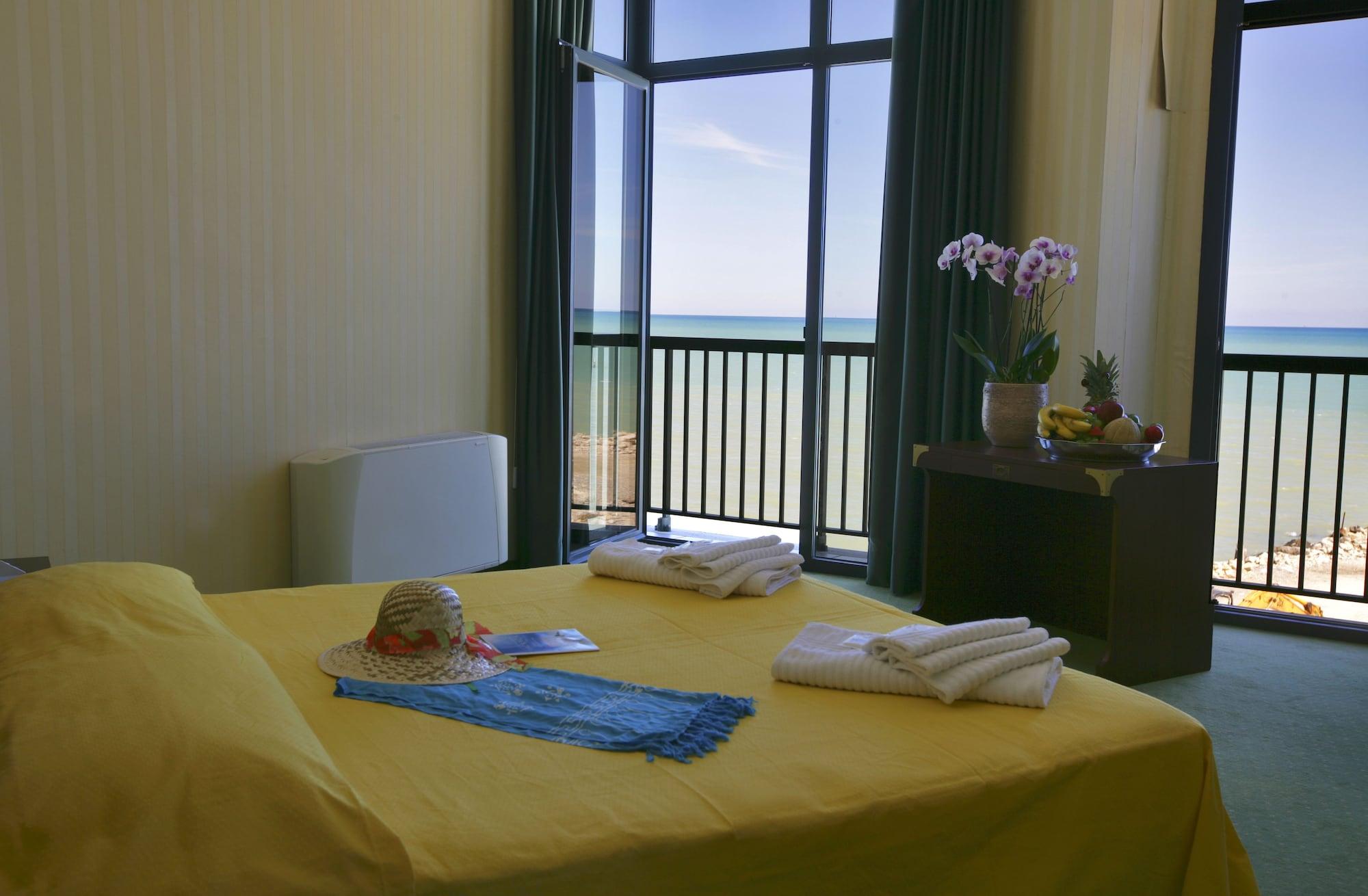 Club Esse Mediterraneo Монтесильвано Экстерьер фото